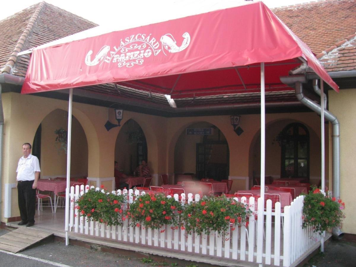 Halaszcsarda-Panzio Hotel Kormend Exterior photo