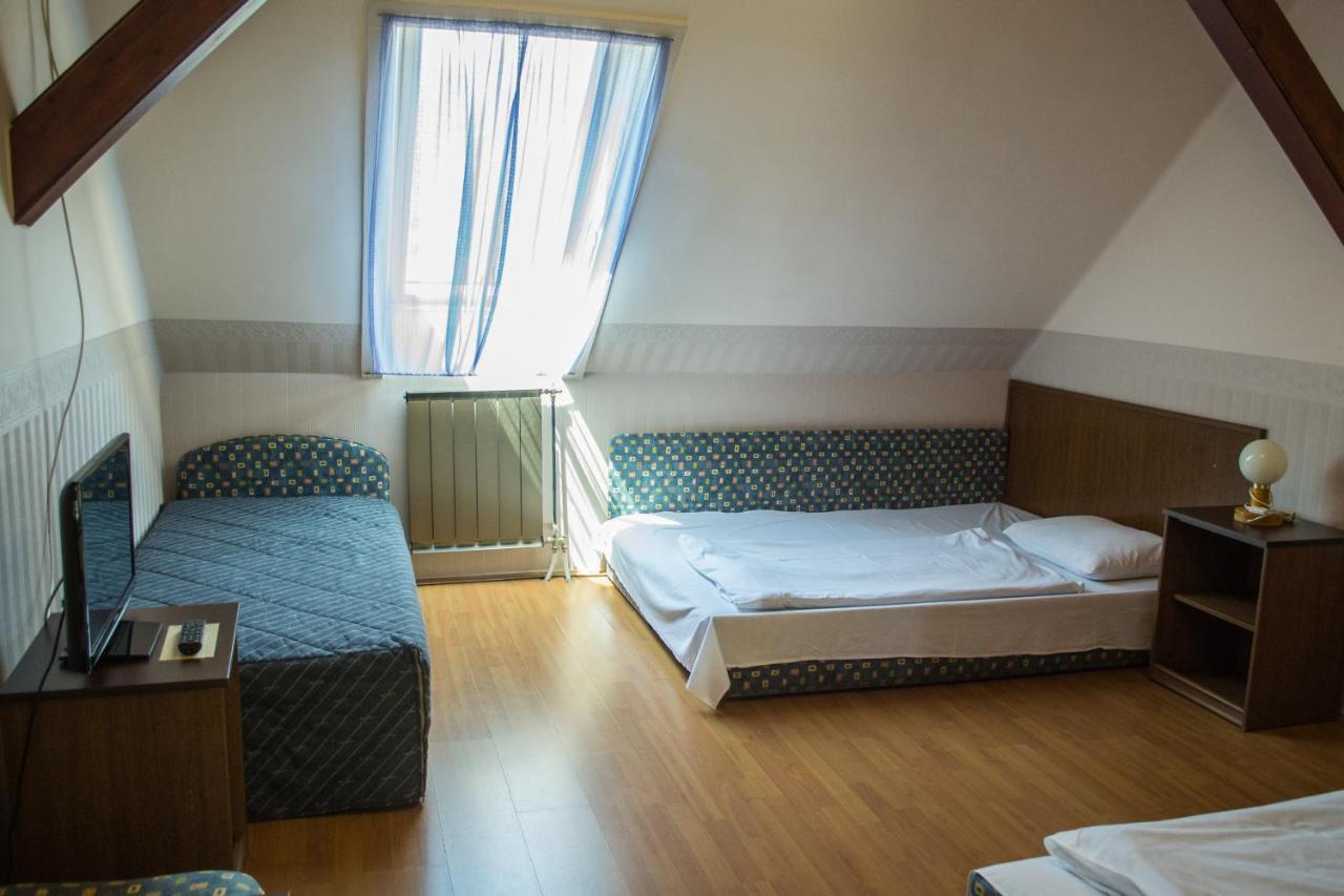 Halaszcsarda-Panzio Hotel Kormend Exterior photo